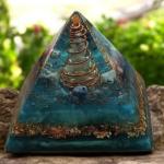 Pirâmide orgonite de foco, calma e fortalecimento de laços familiares.